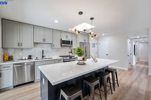 1143 Carey Dr, Concord CA 94520-4337 exterior