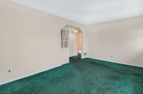 47 Dawn Dr, Clark NJ 07066-1401 exterior