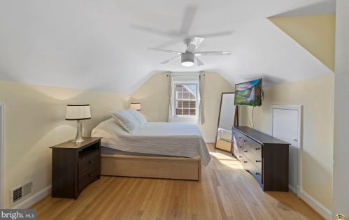 1712 Oakcrest Dr, Alexandria VA 22302-2336 exterior