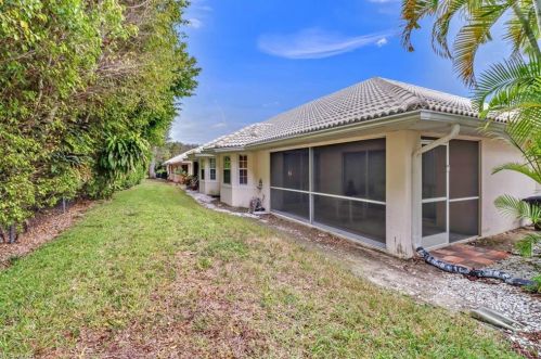 4910 Europa Dr, Naples FL 34105-5671 exterior