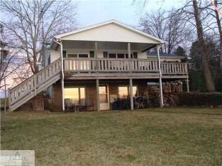8898 Lake Dr, Springport, MI 49284-9304