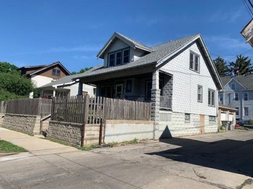 2222 Scott St, Milwaukee, WI 53204-1927