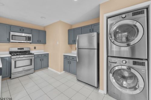 124 Tomahawk Ct, Montgomery NJ  08502-4105 exterior