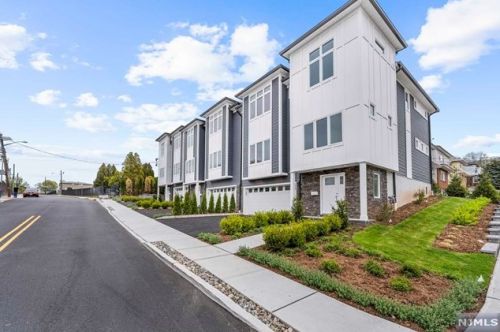 222 Sedore Ave, Fairview NJ  07022-1033 exterior