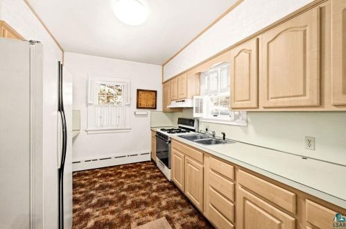 1064 Chester Park Dr, Duluth MN 55812-1138 exterior