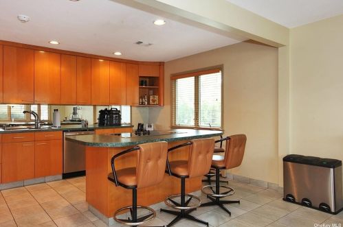 741 Park Ct, Valley Stream NY 11581-3507 exterior