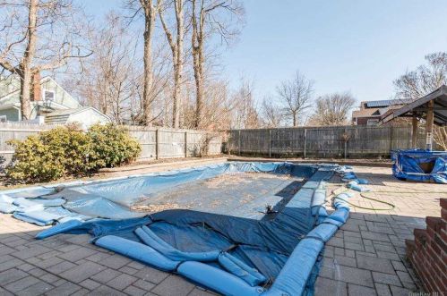 31 Leyden St, Huntington Station NY 11746-1825 exterior