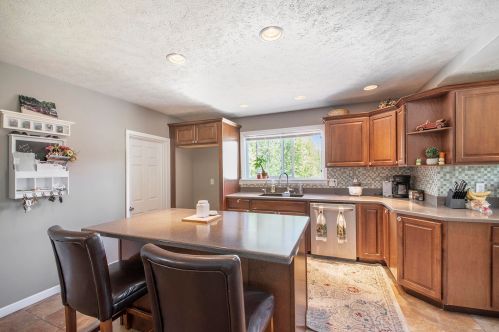 1341 Leonard St, Grand Rapids, MI 49505-5512