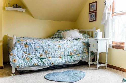 1217 10 St, Duluth MN 55806-1227 exterior