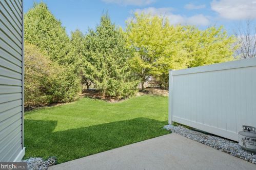 37 Sparrow Dr, Trenton NJ  08690-2400 exterior