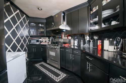 1610 Oak Tree Rd, Iselin NJ 08830-1540 exterior