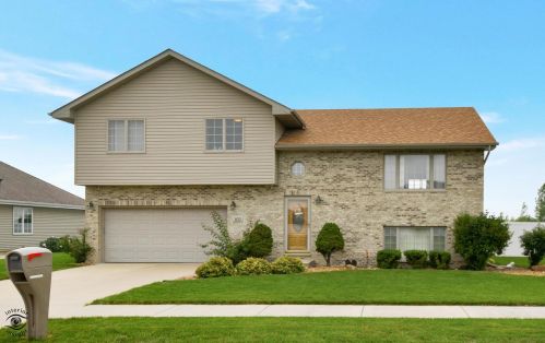 833 Poe St, Manteno, IL 60950-8433