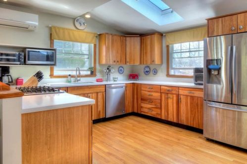 162 Rhode Is Ave, Middletown RI 02840-2761 exterior