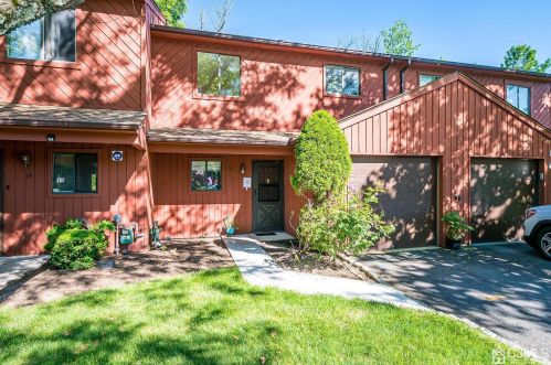 9 Marigold Ct, Edison NJ  08820-4310 exterior