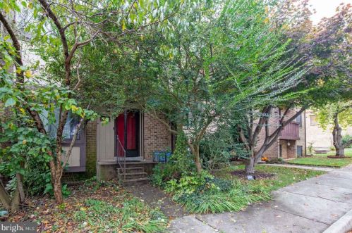 6836 Deer Run Dr, Alexandria, VA 22306-1123