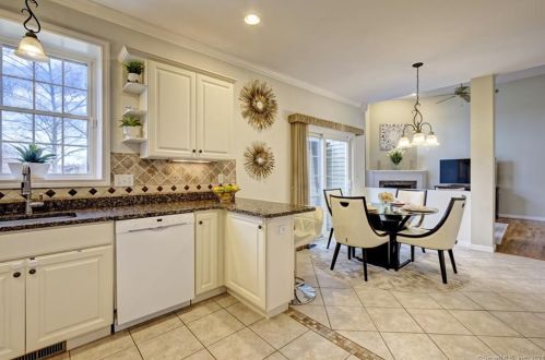 31 Acorn Dr, Windsor Locks CT 06096-1224 exterior