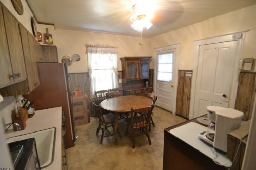 10 Palm St, Dover, NJ 07801-4219