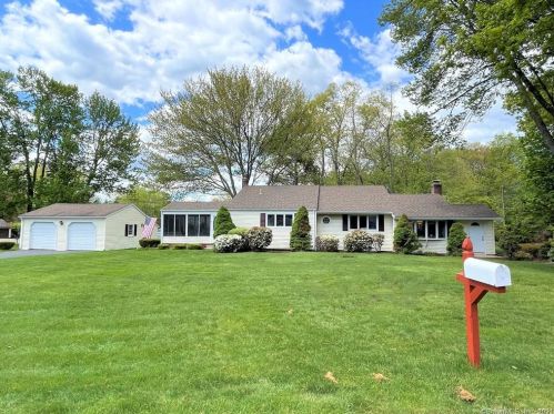 18 Evanwood Dr, Wallingford, CT 06492-2057