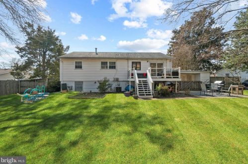 5608 Helmsdale Ln, Alexandria VA 22315-4137 exterior