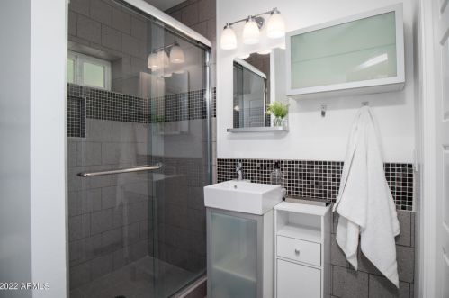 1242 Edgemont Ave, Phoenix AZ 85035-1735 exterior