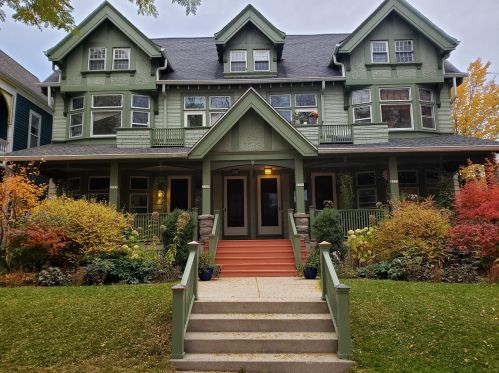 2727 Prospect Ave, Milwaukee, WI 53211-3769