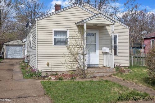 1477 Madison St, Meskegon, MI 49442-5250