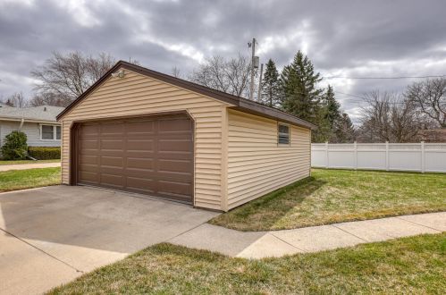 8919 Cheyenne St, Milwaukee WI 53224-4804 exterior