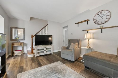 33 Deerfield Dr, Manchester CT 06040-3819 exterior