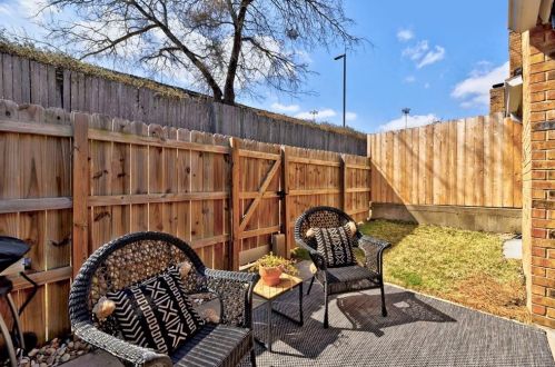 7211 Coronado Cir, Austin TX 78752-2008 exterior