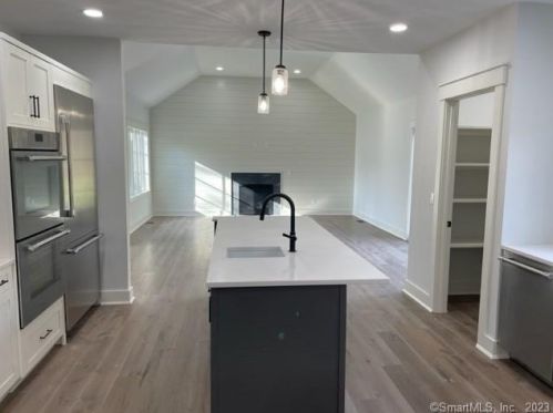 6 Singing Wood Ct, Norwalk CT 06850-1223 exterior