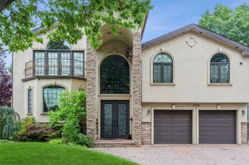 770 Kearny Dr, Valley Stream, NY 11581-3625