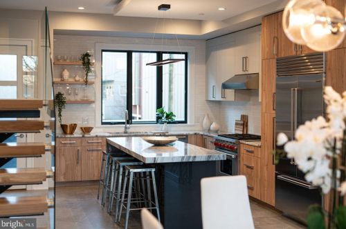 722 Broad St, Philadelphia PA 19146-3119 exterior