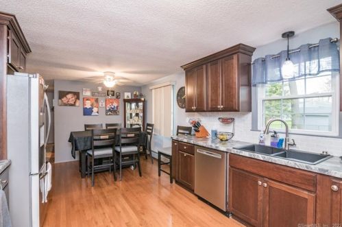 18 Donna St, Enfield CT 06082-5046 exterior