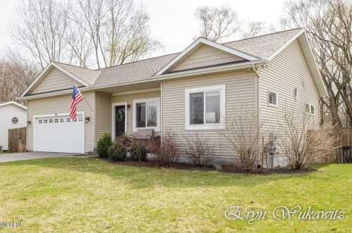 912 Park St, Grand Rapids, MI 49525-6269