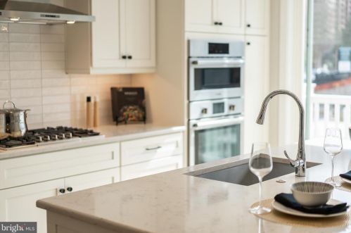 10326 Grosvenor Pl, Rockville MD 20852 exterior