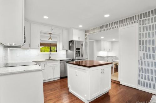 10 Ledgewood Dr, Norwalk CT 06850-1821 exterior