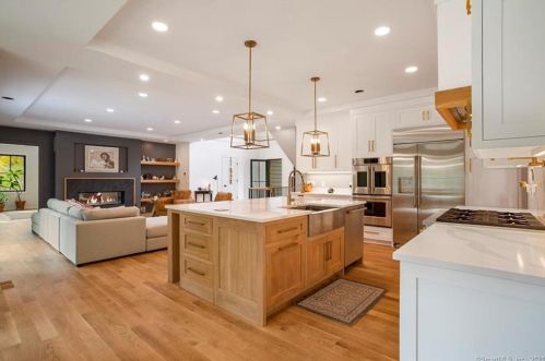 232 Bayberry Ln, Westport CT 06880-4033 exterior