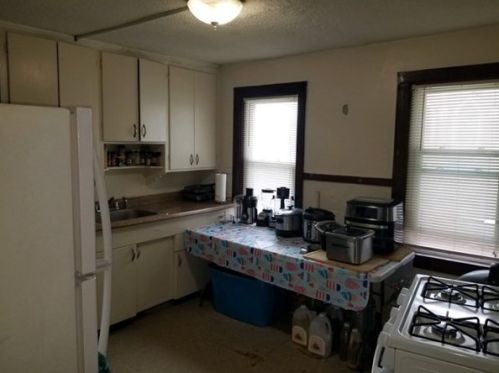 8 Maple St, Chicopee MA 01020-2626 exterior