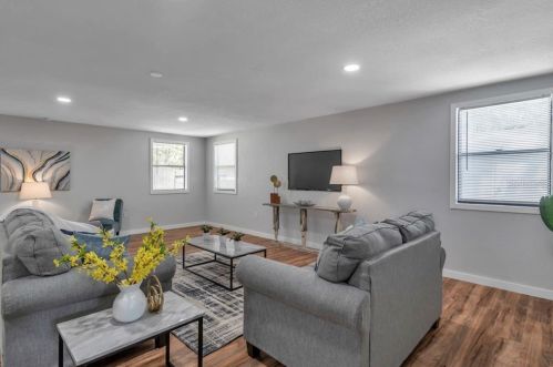 718 Riv Dr, Tampa FL 33617-7857 exterior