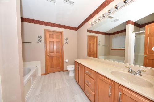 9128 Edgewater Dr, Milwaukee WI 53224-5264 exterior