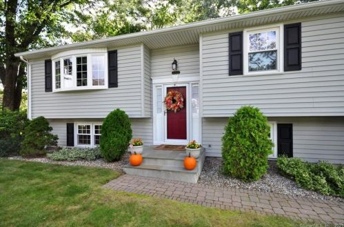 152 Briarwood Dr, Manchester, CT 06040-6926