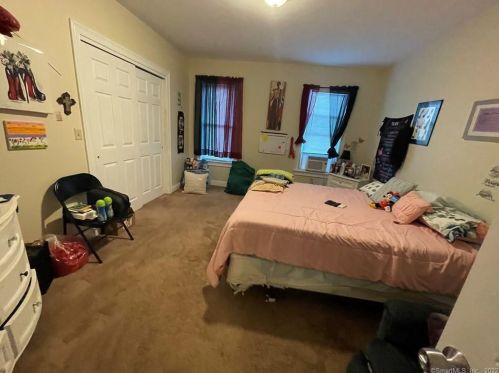 89 Old Broadway, North Haven CT 06473-1606 exterior