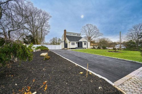 191 Blake Ave, Bohemia, NY 11716-3418