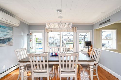 95 Midway St, Babylon NY  11702-4311 exterior