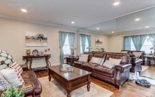 24 Vondran St, Huntington Station NY 11746-2548 exterior