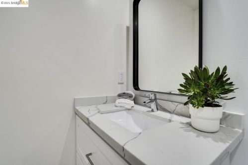 2043 Emerson St, Berkeley CA 94705-1813 exterior