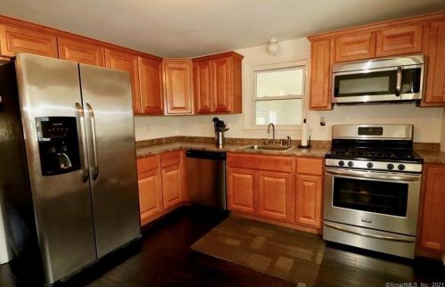 153 Bloomfield Ave, Windsor CT  06095-2819 exterior