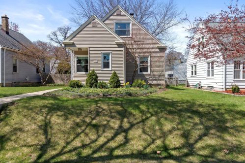 3271 Burrell St, Milwaukee, WI 53207-2752