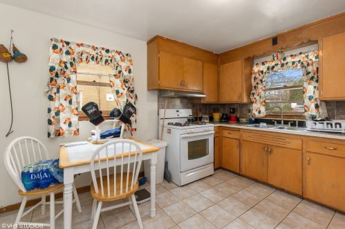 714 Ave, Waukegan IL 60085-3950 exterior