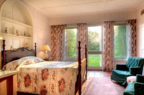 232 Ocean Ave, Middletown RI 02840-6507 exterior